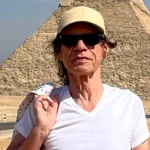 Ο Μικ Τζάγκερ ποζάρει με φόντο τις Πυραμίδες: Περιπλανώμενος στην Αίγυπτο, γράφει
