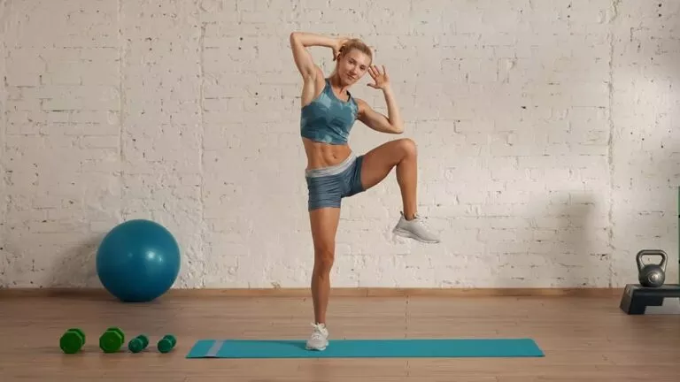 Η ιαπωνική άσκηση των 5′ που «καίει» λίπος, σμιλεύει κοιλιακούς και δυναμώνει τον κορμό